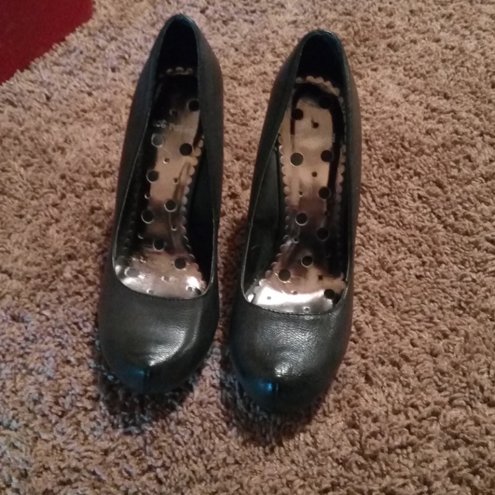 Not Rates Chain Heels - Picture 2 of 4